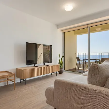 Isabel Place * Câmara de Lobos