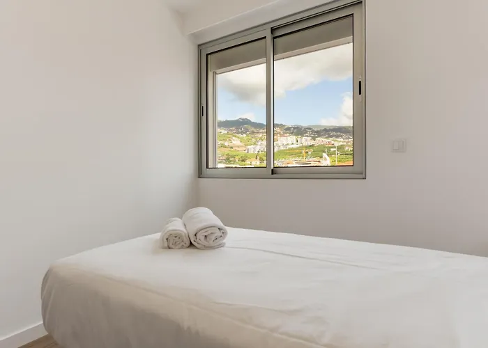 Isabel Place * Câmara de Lobos