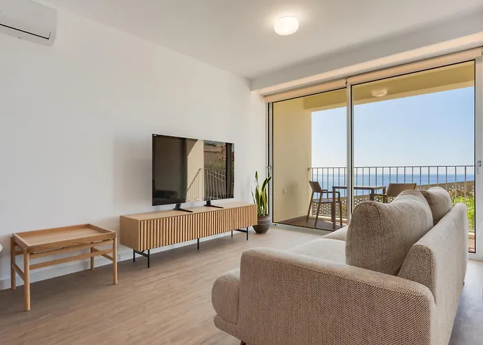 Isabel Place * Câmara de Lobos