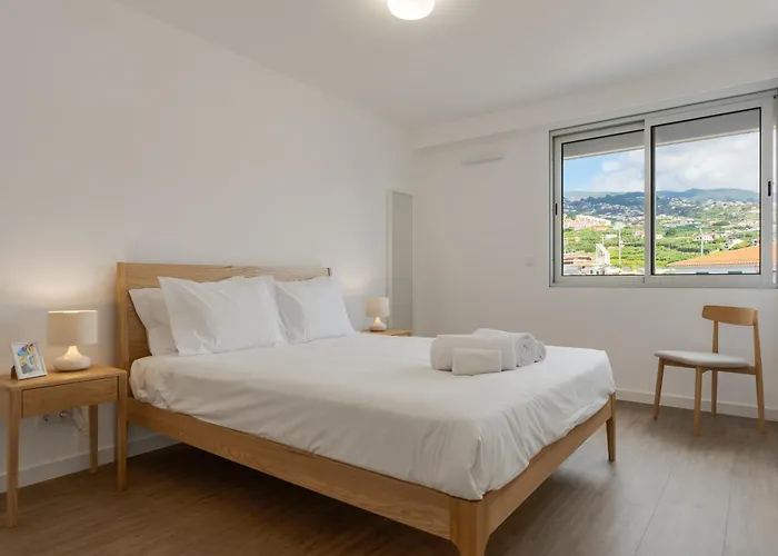 Isabel Place Câmara de Lobos